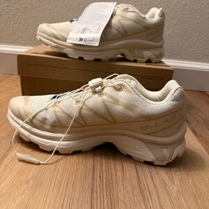 NWT - Salomon off-white XT6 - Size 7.5